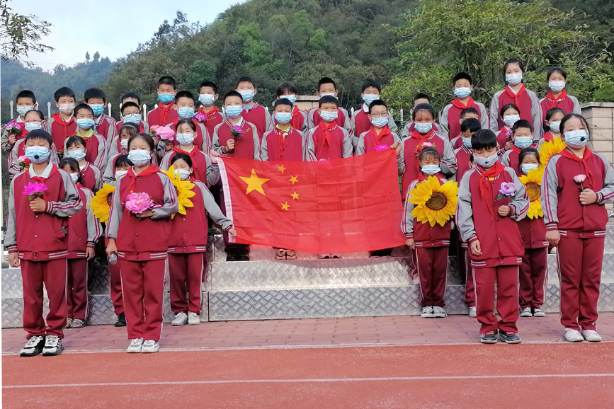 湖北郧阳：向国旗敬礼 为祖国点赞