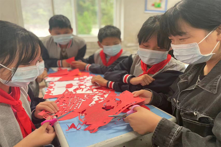 湖北郧阳：巧手剪纸喜迎国庆